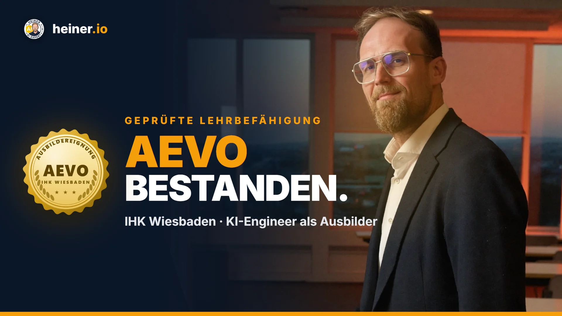 André Heiner im Seminarraum mit dem Siegel Ausbildereignung nach AEVO der IHK Wiesbaden
