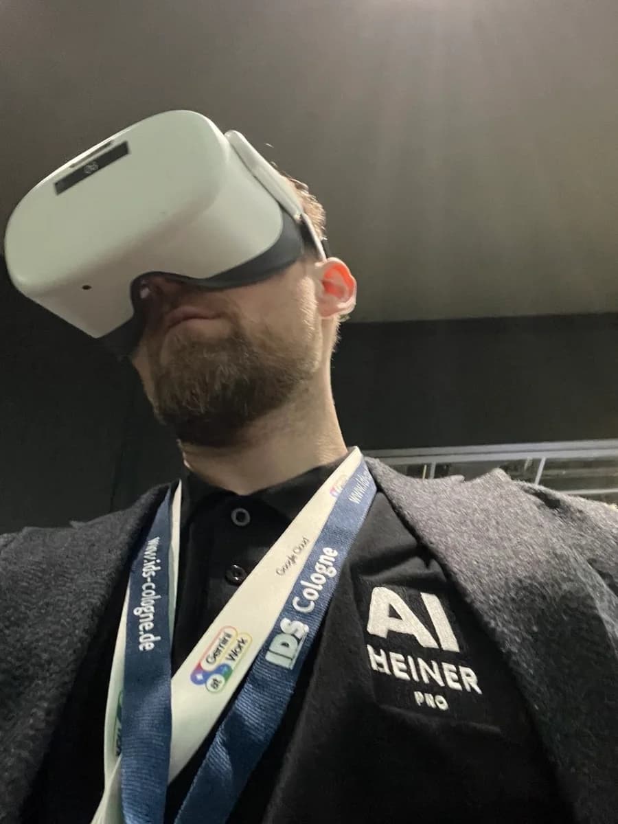 André Heiner testet eine VR-Brille auf der Fachmesse IDS Cologne, im AI-HEINER-Shirt