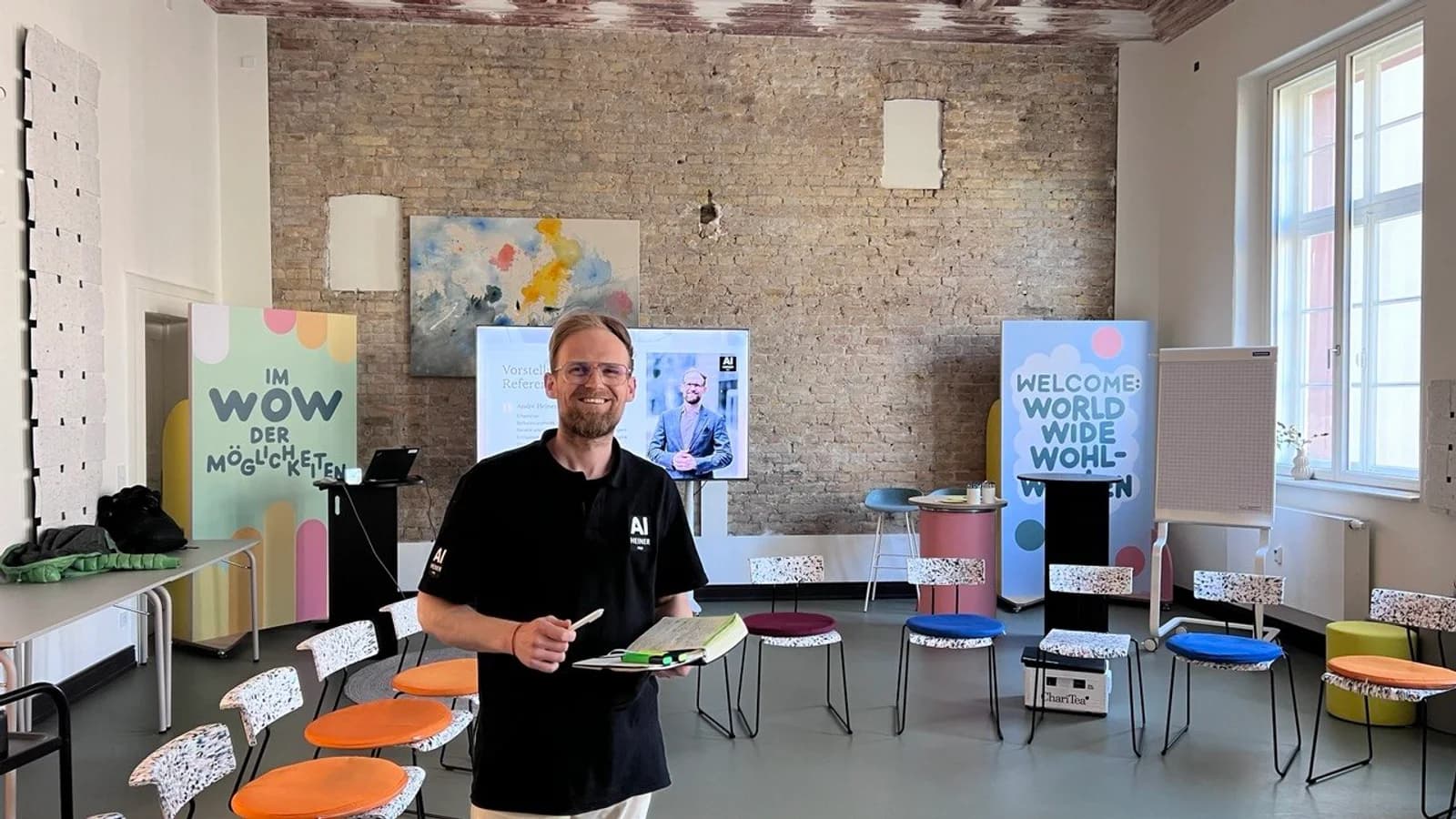 André Heiner leitet einen KI-Live-Workshop im Seminarraum, mit Präsentation und Teilnehmer-Setting