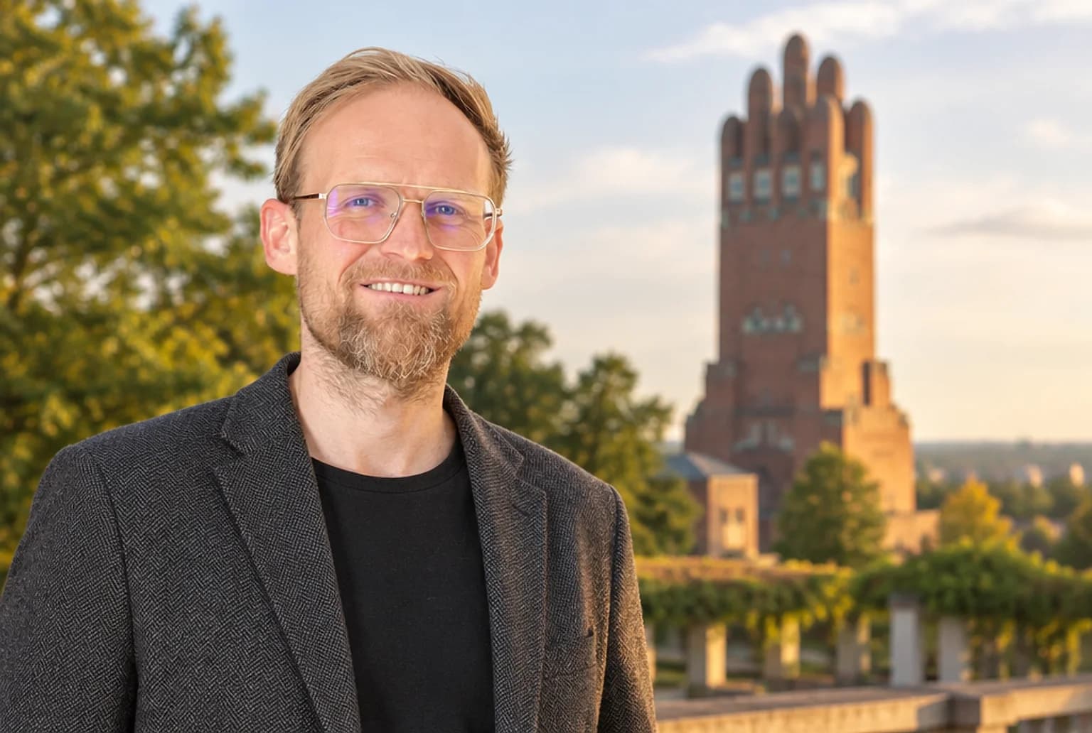 André Heiner, KI-Trainer aus Wiesbaden, auf der Mathildenhöhe in Darmstadt vor dem Hochzeitsturm