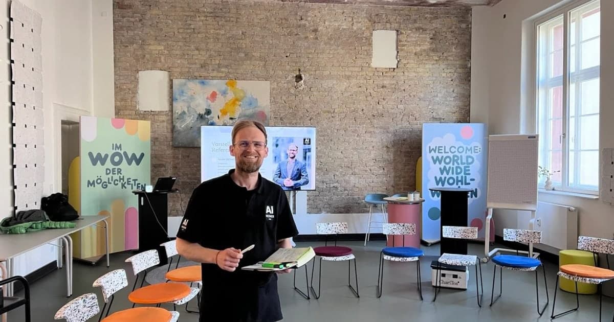 André Heiner in einer KI-Schulung, Teilnehmende arbeiten am eigenen Gerät