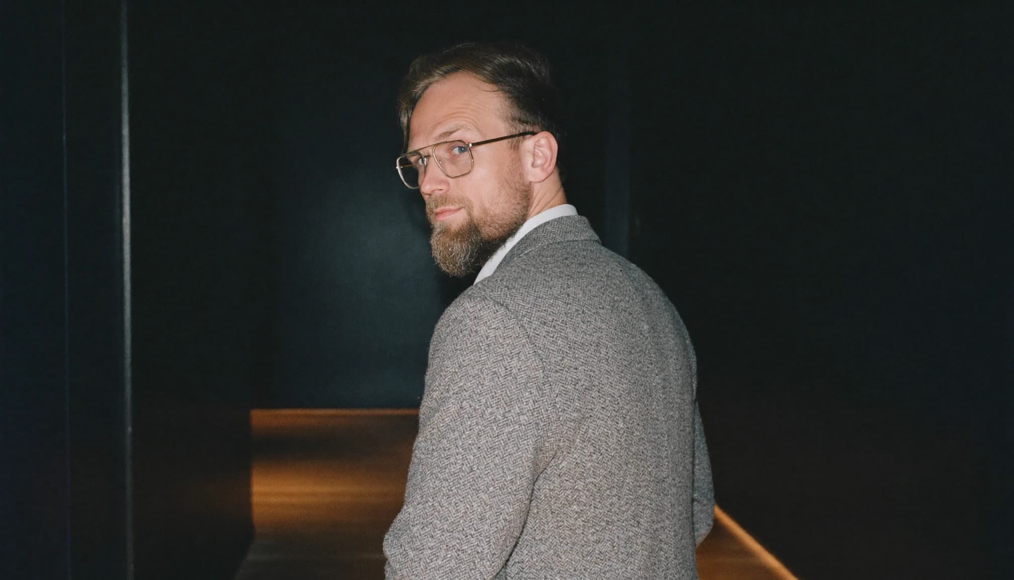 André Heiner, KI-Engineer und Dozent aus Wiesbaden, im Flur eines Bürogebäudes