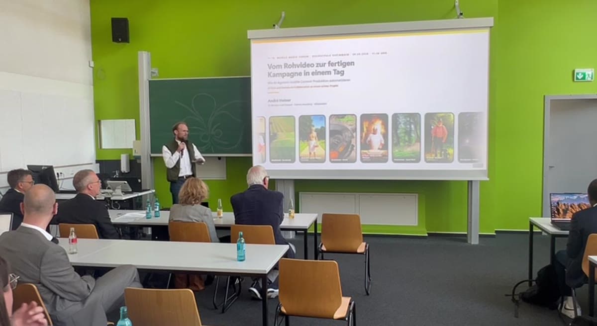 André Heiner zeigt beim Mobile Media Forum an der Hochschule RheinMain einen KI-Agenten live