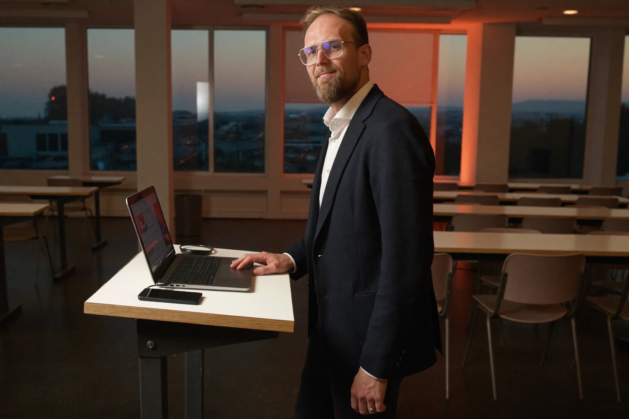 André Heiner im Seminarraum am Laptop, vorbereitet für eine KI-Schulung im Unternehmen