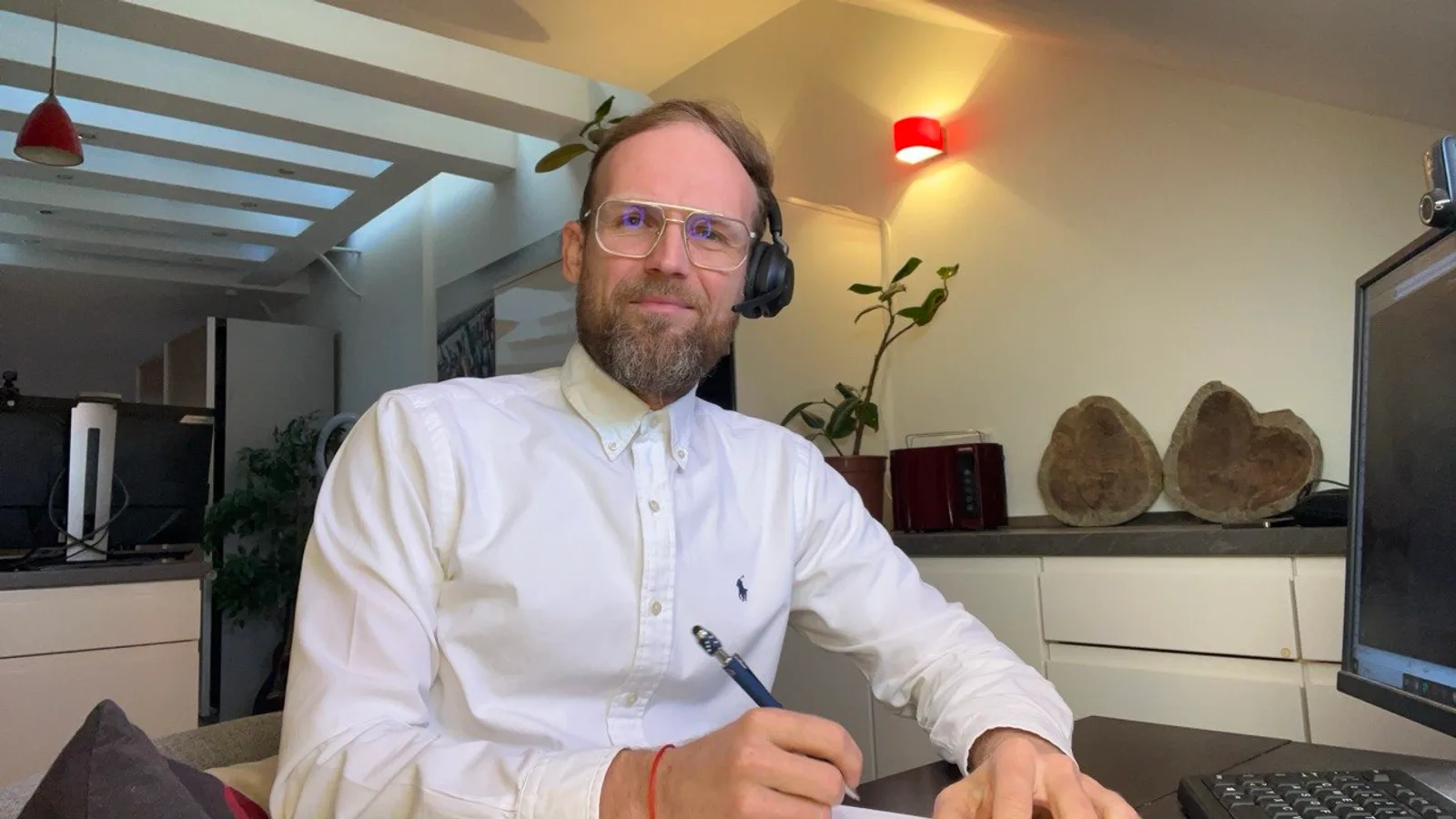 André Heiner am Arbeitsplatz in Wiesbaden während einer ganztägigen Online-KI-Schulung für ein Planungsbüro