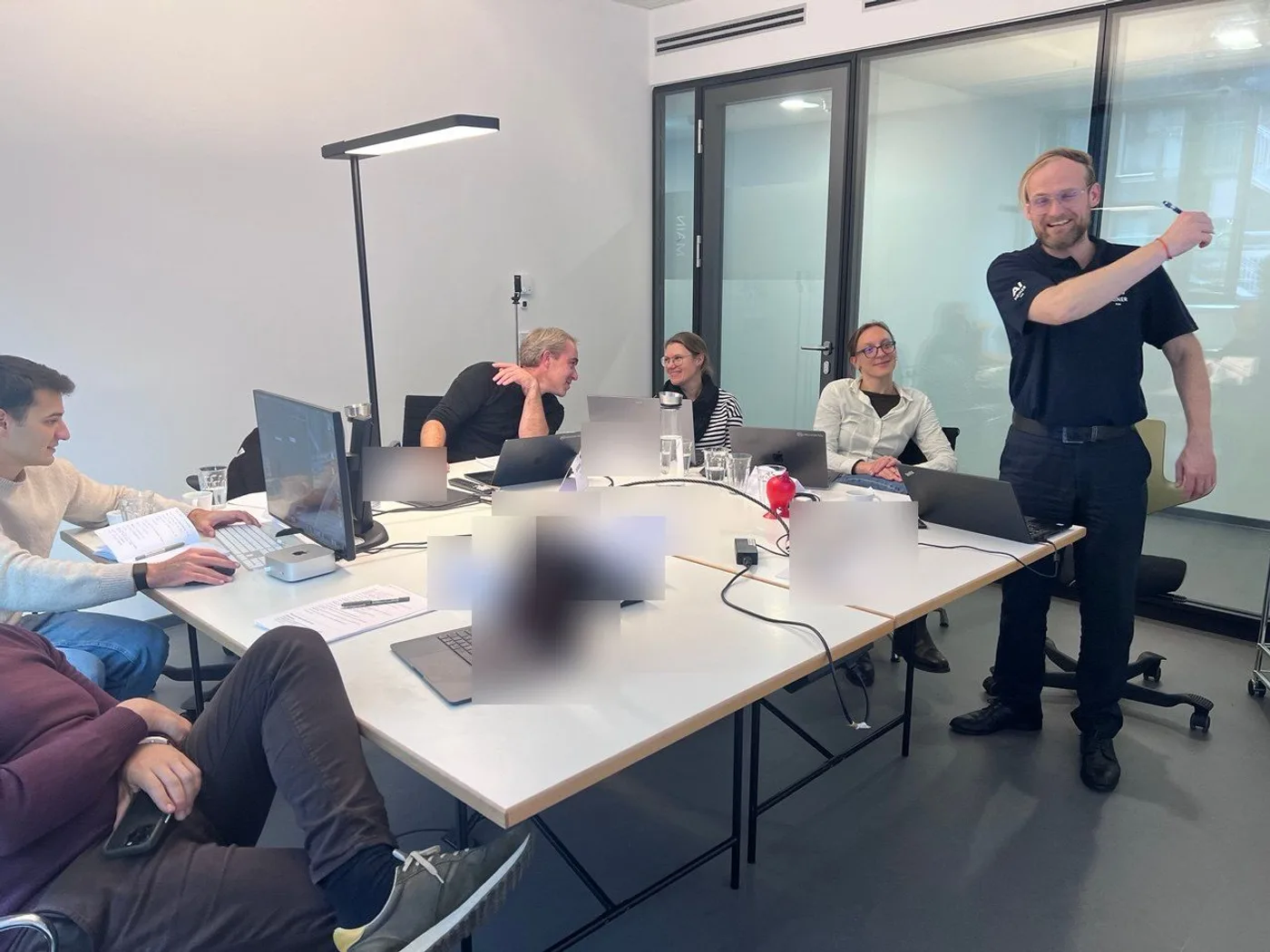 Praxisteil der Copilot-Schulung in einem Frankfurter Architekturbüro: André Heiner erklärt, das Team arbeitet an den eigenen Laptops