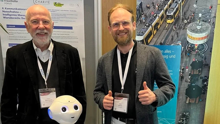 André Heiner in der KI-Praxis mit dem humanoiden Roboter Pepper
