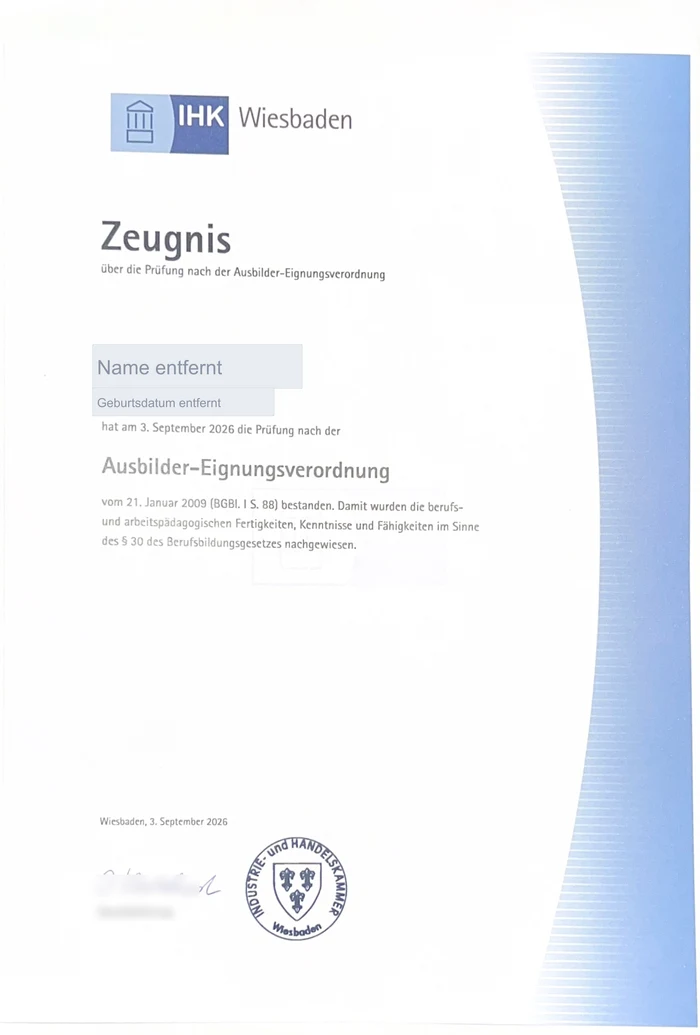 Prüfungszeugnis der IHK Wiesbaden über die bestandene Prüfung nach der Ausbilder-Eignungsverordnung vom 3. September 2026, persönliche Angaben unkenntlich